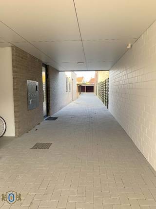 Gelegen in de kleinschalige Residentie "Mon Rêve". Vlot binnen en buiten het centrum terug.Overdekte staanplaats type carport...