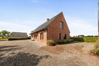 Dromen van landelijk wonen op ruim 2,6 hectare? Deze karaktervolle hoeve geniet van een uitzonderlijk rustige ligging, omgeven door uitgestrekte velden en open vergezichten. Het geheel omvat 26.612 m² akkerland en weide, ideaal voor wie houdt van het buitenleven of op zoek is naar ruimte voor paarden of andere dieren.<br /><br />De woning biedt 223 m² bewoonbare oppervlakte en beschikt over een gunstig EPC-label C. Op het gelijkvloers bevinden zich de inkomhal, lichtrijke leefruimte, geïnstalleerde keuken, twee volwaardige slaapkamers, badkamer, wasplaats, keukenberging en gastentoilet.<br />Op de eerste verdieping bevindt zich een derde volwaardige slaapkamer, aangevuld met een indrukwekkende ruimte van 61,5 m² die tal van mogelijkheden biedt voor extra slaapkamers, een hobbyruimte of bureau.<br />Daarnaast beschikt het eigendom over een ruime garage, schuur en twee bijgebouwen, ideaal als extra opslag- of werkruimte.<br /><br />Een unieke kans voor wie droomt van landelijk wonen, open vergezichten en de rust van het buitenleven.<br /><br />Interesse? Contacteer Ward via 0470 20 66 88 voor meer informatie of een bezoek.