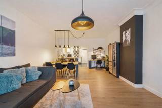 <p><strong>Instapklaar en Lichtrijk Appartement op de Tweede Verdieping nabij Centrum Wilrijk</strong></p><p>Dit instapklare appartement op de tweede verdieping van een kleinschalig gebouw combineert licht, ruimte en comfort in een aangename woonomgeving. Dankzij de open keuken en aansluitende living geniet je van een open en ruimtelijk gevoel.</p><p>De ruime badkamer is uitgerust met een eigentijdse regendouche en kwaliteitsvol sanitair. De grote slaapkamer beschikt over ingemaakte kasten en biedt volop bergruimte. De tweede, kleinere kamer is perfect inzetbaar als kinderkamer, bureau of extra opslagruimte. Een aparte wasplaats voorziet plaats voor wasmachine en droogkast, en kan tevens dienst doen als bijkomende opbergruimte.</p><p>In de voorbije vijf jaar onderging het gebouw meerdere grondige renovaties: het dak werd vernieuwd, de trapbekleding vervangen, de gang herschilderd, de ramen in de gemeenschappelijke delen vernieuwd, evenals de voordeur en de kelderruimte.</p><p>Het appartement is voorzien van rolluiken aan voor- en achterzijde, en aan elk raam zijn stijlvolle, op maat gemaakte houten jaloezieën geplaatst.</p><p> </p><p>Gelegen op wandelafstand van het centrum van Wilrijk en de levendige winkelstraat, biedt dit appartement een strategische locatie met vlotte bereikbaarheid. De E19 en A12 zijn snel toegankelijk, net als het openbaar vervoer, winkels en andere voorzieningen.<br /> </p><p><strong>TROEVEN</strong></p><p>+ Instapklaar appartement met open leefruimte</p><p>+ Dak en gemeenschappelijke delen recent vernieuwd</p><p>+ Rolluiken én houten jaloezieën aan alle ramen</p><p>+ Grote slaapkamer met ingemaakte kasten</p><p>+ Praktische wasplaats met extra bergruimte</p><p>+ Vlak bij centrum Wilrijk, winkels en belangrijke invalswegen</p>