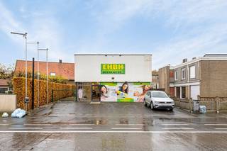 Ruim kantoor van ca. 260m² te koop in Oostnieuwkerke. Dankzij de strategische ligging langs een invalsweg geniet je van een vlotte verbinding...