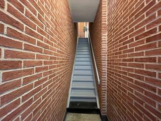 <p>Op zoek naar een leuk, lichtrijk appartement op een uitstekende locatie? Dit duplex appartement aan de Brugsesteenweg 45 geniet van een centrale ligging, op korte afstand van het natuurgebied Bourgoyen-Ossemeersen. Bovendien bevinden scholen, winkels en openbaar vervoer zich in de onmiddellijke nabijheid.</p><p></p><p>Het appartement is als volgt ingedeeld, via de trap komt u in de lichtrijke woonruimte met open keuken. Aansluitend bevindt zich een aangenaam zonneterras en een badkamer. Op de bovenverdieping zijn er nog 2 volwaardige slaapkamers.</p><p></p><p>Onmiddellijk beschikbaar.</p><p>Mogelijkheid tot het huren van een garage aan <strong>€85 per maand</strong>.</p><p></p><p>Een bezoek kan uitsluitend worden aangevraagd via onze website: http://www.vastgoeddevos/te-huur, klik het pand aan en klik vervolgens op "Maak een afspraak".</p>