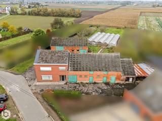 In het landelijke Leest bevindt zich deze langgevelhoeve met bijgebouw, gelegen op een prachtig perceel van maar liefst 30 are. De groene en rustige omgeving biedt een ideale setting voor wie op zoek is naar ruimte, privacy en de charme van het buitenleven.<br />De hoeve dient volledig gerenoveerd te worden, maar biedt dankzij haar authentieke karakter en de ruime grond tal van mogelijkheden om een uniek project te realiseren. Ook het aanwezige bijgebouw vormt een interessante meerwaarde en biedt extra potentieel, afhankelijk van de mogelijkheden en de geldende voorschriften.<br />Bent u op zoek naar een renovatieproject met karakter, waarbij u uw eigen woonideeën volledig kunt uitwerken? Dan is deze landelijke eigendom in Leest zeker een bezoek waard!<br />EPC F-label - 642kWh/m²j - Energetische renovatieverplichting is van toepassing<br />Voor meer informatie en/of een bezichtiging, contacteer ons via het nummer 0476/098485 of neem een kijkje op onze website www.Boonstravastgoed.be