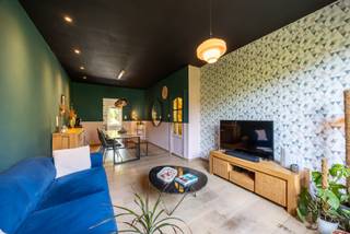 Charmante woning in residentële wijk te Hoboken!
Ligging
De woning is gelegen aan de Leopoldlei in Hoboken, een gegeerde woonomgeving waar rust, bereikbaarheid en dagelijkse voorzieningen hand in hand gaan.
In de onmiddellijke omgeving vindt u tal van winkels, supermarkten, scholen en openbaar vervoer, waardoor alle dagelijkse verplaatsingen bijzonder vlot verlopen. Dankzij de nabijheid van belangrijke invalswegen en de A12 geniet u bovendien van een uitstekende verbinding naar het centrum van Antwerpen, de Haven en de omliggende gemeenten.
Ook liefhebbers van groen en ontspanning komen hier aan hun trekken met verschillende parken, wandel- en fietsroutes in de buurt. De combinatie van een aangename woonomgeving, een centrale ligging en een vlotte bereikbaarheid maakt dit een ideale locatie voor gezinnen, koppels en iedereen die comfortabel wil wonen nabij de stad.
Indeling
Via de voortuin, waar voldoende plaats is voor fietsen, betreedt u de woning. De inkomhal brengt u naar de gezellige leefruimte met aansluitend de keuken. Vanuit de hal heeft u eveneens toegang tot de praktische en ruime kelder, ideaal als extra opslagruimte.
Op de eerste verdieping bevinden zich twee ruime slaapkamers en een ensuite badkamer. De badkamer is zeer goed onderhouden en ademt de jaren negentig. Tot slot is er een afgesloten terras waar ook al de technieken voorzien zijn voor een wasmachine en droogkast.
Een woning met een praktische indeling, veel potentieel en enorm veel charme.