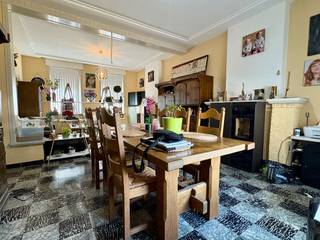 Woning te koop in het landelijke Tiegem met veel potentieel<br /><br />Bij het binnengaan van de woning kom je terecht in de gezellige leefruimte, met aansluitend de keuken. De woning wordt verwarmd met een pelletkachel. Verder bevinden zich op het gelijkvloers de badkamer, uitgerust met een bad en lavabo, evenals een berging.<br /><br />Buiten geniet je van een ruime, volledig omheinde tuin naast de woning. Daarnaast beschikt het eigendom over twee garages en een uitweg.<br /><br />Op de eerste verdieping bevinden zich drie slaapkamers en een apart toilet. Via een vaste toegang bereik je de ruime zolder.<br /><br />Voor meer info bel Amber op 0470 11 17 12