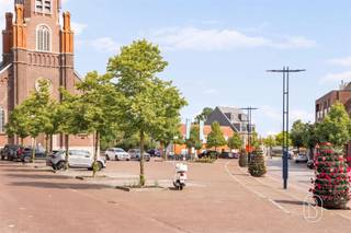 <p>Instapklaar appartement met zuidgericht terras, prachtig zicht op de Kluisberg, én aparte garagebox (20m²), gelegen op de eerste verdieping van een verzorgde residentie met lift in het landelijke Ruien.<br /><br />Dit lichtrijke appartement bevindt zich in de dorpskern van Ruien, een rustige omgeving aan de voet van de Kluisberg, met een vlotte verbinding naar Avelgem, Ronse en Oudenaarde (allen op maximaal 15 minuten rijden). Ideaal voor wie rustig wil wonen zonder in te boeten aan bereikbaarheid.<br /><br />Het appartement omvat een inkomhal, een ruime en aangename leefruimte met veel natuurlijke lichtinval en een open geïnstalleerde keuken. Via de leefruimte heeft u toegang tot het zonnige, zuidgerichte terras met mooi uitzicht op de Kluisberg. Verder beschikt het appartement over een apart toilet, twee slaapkamers (waarvan 1 met ingebouwde kasten), een badkamer met douche en lavabo, en een praktische wasplaats/bergruimte.<br /><br />Extra troef is de aparte garagebox, ideaal voor wagen, fietsen of extra stockage.<br /><br />Een interessante opportuniteit voor eigen bewoning, als investering of voor wie comfortabel en rustig wil wonen in de Vlaamse Ardennen.<br /><br />Meer info of plan je bezoek: wim@immobeguin.be<br />Te koop via Immo Beguin, uw vastgoedexpert sinds 2009, met kantoren in Ronse, Waregem, Kortrijk, Deinze, Doornik en Lessen.</p>