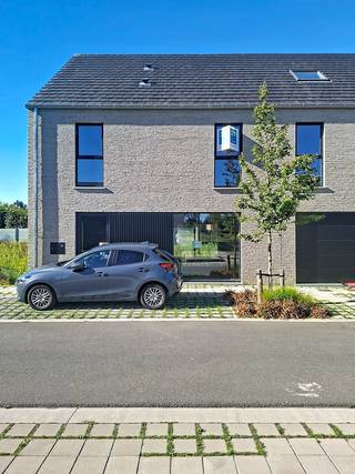 Lot 44 is een halfopen bebouwing met moderne bouwstijl : 2 bouwlagen met hellend dak.<br />Deze woning staat ruwbouwwinddicht momenteel en kan tamelijk snel instapklaar gemaakt worden. <br /><br />GELIJKVLOERS : inkom, wc, ruime living, open keuken met eiland, ruime berging.<br />EERSTE VERDIEPING : 1 grote slpk, 2 kinderkamers, ingerichte badkamer met inloopdouche, badkamermeubel met dubbele lavabo, aparte wc. ZOLDER : 2<sup>de</sup> vaste trap. Technische ruimte met berging, mogelijkheid tot inrichten van zeer ruime <sup> </sup>4<sup>de</sup> slaapkamer, bureauruimte of hobbyruimte. Parkeren op eigen terrein kan, want vergunning carport is in orde ! Gezellige tuin met perfecte oriëntatie !<br /><br />Deze woning wordt volledig afgewerkt aangeboden met ingerichte keuken en badkamer, bevloering en vloerverwarming.<br />Superenergiezuinige woning (E 8) door warmtepomp, doorgedreven isolatiepakket, ventilatiesysteem D en pakket zonnepanelen.<br /><br />Deze woning wordt gebouwd in een nieuw woonproject in het centrum van Beveren-Leie, meer bepaald op de site Vanmarcke tussen de Sint-Jansstraat en de Grote en Kleine Heerweg. Rustig gelegen en voldoende groene ruimte aanwezig.<br />Goeie mobiliteit met winkels, scholen en ontspanningsmogelijkheden vlakbij.<br />Prijs excl. btw en kosten. <br />Meer info via 09 280 60 60 of mail naar info@durabrik.be.<br />Bezoek onze kijkwoning ter plaatse op afspraak!<br /><br />*afbeeldingen en oppervlaktes zijn indicatief
