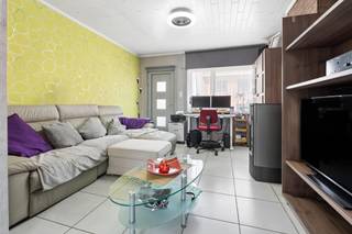 +++ Molenstraat 107 A, Liedekerke +++<br />
<p><span>Deze gerenoveerde 2-gevelwoning is gunstig gelegen, op wandelafstand van scholen, winkels en openbaar vervoer. </span><span>Bij het betreden van de woning komt u terecht in de ruime leefruimte, met aansluitend een aparte keuken. Op het gelijkvloers bevindt zich eveneens de <strong>badkamer, uitgerust met een ligbad, toilet en lavabo</strong>. </span><span>Op de eerste verdieping bevinden zich <strong>twee slaapkamers</strong>. De zolderverdieping biedt plaats aan een <strong>derde ruime slaapkamer</strong>. </span><span>Buiten beschikt de woning over een bijgebouw en een </span><strong><span>uitzonderlijk ruime tuin van maar liefst 700 m²</span></strong><span>. Deze biedt tal van mogelijkheden en leent zich onder meer uitstekend voor het houden van dieren, het aanleggen van een ruime moestuin of het creëren van verschillende ontspanningszones. </span><span>Naast de woning bevindt zich een </span><strong><span>aparte toegang tot de tuin via een afsluitbaar hek</span></strong><span>. Deze doorgang is bijzonder praktisch voor fietsen, tuinmateriaal en andere benodigdheden, zonder hiervoor door de woning te moeten gaan. </span><span>Een woning met tal van mogelijkheden, zowel binnen als buiten, dankzij de praktische indeling en de uitzonderlijk ruime tuin.</span></p>
<p><strong><span>Interesse in een bezoek?</span></strong><span> Contacteer ons via </span><strong><span>info@immoteam.be</span></strong><span> of </span><strong><span>0478/059 069</span></strong><span>.</span></p>