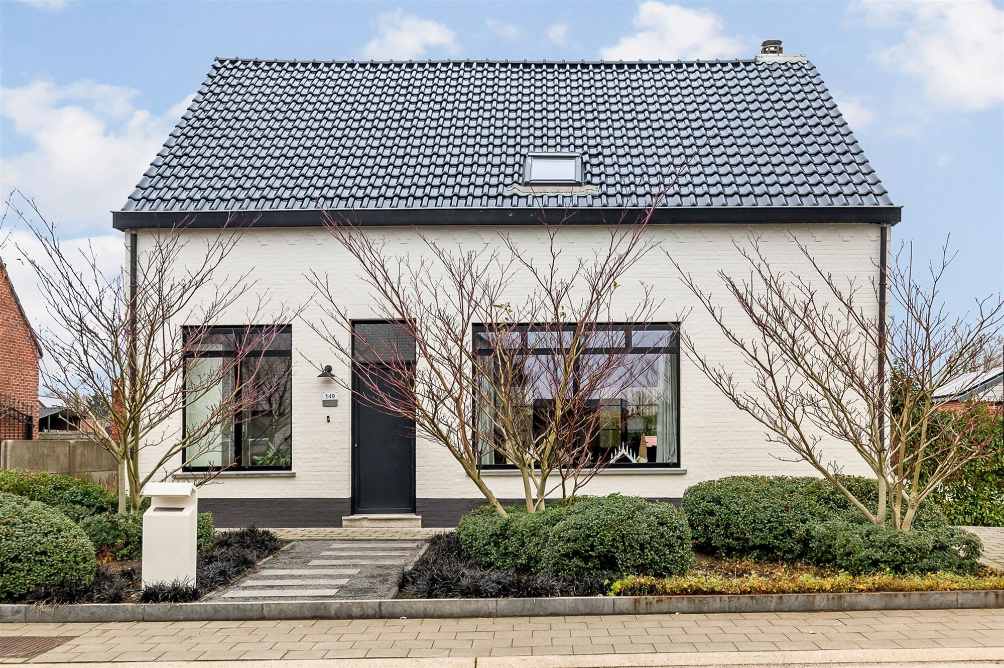 PRACHTIG GERENOVEERDE WONING MET RUIME GARAGE OP IDEALE LIGGING! - foto 2