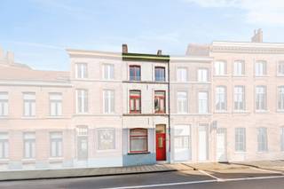 In het centrum van Brugge bevindt zich deze vergunde opbrengsteigendom bestaande uit 2 appartementen.<br /><br />Het gelijkvloers appartement beschikt over een benutbare oppervlakte van ca. 45 m² en omvat een leefruimte met open keuken, een slaapkamer met badkamer (voorzien van douche, lavabo, toilet en aansluiting voor wasmachine). Dit appartement beschikt over een conformiteitsattest en éénjarige huurovereenkomst à 560€/maand.<br /><br />Het bovenliggend appartement strekt zich uit over twee verdiepingen en heeft een benutbare oppervlakte van ca. 92 m². Het beschikt over een heldere leef- en eetruimte en een volledig ingerichte keuken. Op de bovenliggende verdieping bevinden zich een slaapkamer, badkamer en bergruimte. Via een vaste trap is bovendien een extra nivo bereikbaar dat kan worden ingericht als bureau, hobbyruimte of bijkomende berging. De huurovereenkomst van dit appartement neemt een einde op 15 januari 2027. <br /><br />De vergunde indeling met 2 woonentiteiten maakt van dit pand een aantrekkelijke opbrengsteigendom. Ook voor eigen bewoning biedt dit interessante mogelijkheden: u kan het bovenliggend appartement bewonen terwijl de huurinkomsten van het gelijkvloers-appartement bijdragen aan de afbetaling van uw investering.<br /><br />Er zijn geen maatregelen gevonden volgens onze opvraging bij het Maatregelenregister. <br /><br />Heeft u interesse?<br />Neem contact met Katrien 0477 46 53 11 of katrien@waeyler.be.