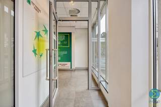 <p><strong>Handelsruimte met kantoren en ruime opslag in centrum Arendonk</strong></p>
<p>Op een uitstekende zichtlocatie in het centrum van Arendonk bevindt zich dit veelzijdige handelsgebouw met tal van mogelijkheden voor zelfstandigen, dienstverleners, handelszaken of bedrijven die nood hebben aan een combinatie van commerciële ruimte, kantoren en opslag.</p>
<p>De gelijkvloerse verdieping beschikt over een ruime onthaal- en handelsruimte die perfect ingericht kan worden als winkel, showroom, kantoor of klantenontvangst. Daarnaast zijn er verschillende afzonderlijke ruimtes aanwezig die kunnen dienen als kantoor, vergaderruimte of personeelsruimte. Dankzij de deels lichte binnenwanden kan de huidige indeling eenvoudig aangepast worden aan de wensen van de nieuwe eigenaar.</p>
<p>Op de eerste verdieping bevinden zich meerdere afzonderlijke kantoorruimtes die ideaal zijn voor administratie, werkplekken of extra commerciële doeleinden. De tweede verdieping omvat een kitchenette met eetruimte, een toilet, een berging en een bijkomende kantoorruimte.</p>
<p>Een absolute meerwaarde vormt de ruime kelderverdieping, bestaande uit verschillende praktische opslagruimtes en technische lokalen. Hierdoor leent het pand zich uitstekend voor ondernemingen die nood hebben aan een aanzienlijke stockageruimte op dezelfde locatie als hun handels- of kantooractiviteiten.</p>
<p>Naast het gebouw zijn drie parkeerplaatsen beschikbaar. Bovendien geniet het pand van een commerciële ligging met uitstekende zichtbaarheid en een vlotte verbinding naar de E34.</p>
<p><strong>Troeven</strong></p>
<p>✔ Handelsruimte op centrale locatie<br />✔ Grote opslagcapaciteit dankzij de volledige kelderverdieping<br />✔ Diverse kantoor- en werkruimtes aanwezig<br />✔ Flexibele indeling met verschillende gebruiksmogelijkheden<br />✔ Goede zichtbaarheid en commerciële uitstraling<br />✔ Parkeergelegenheid naast het gebouw<br />✔ Vlotte verbinding richting E34 en omliggende gemeenten</p>
<p><strong>Ideaal voor ondernemers die op zoek zijn naar een combinatie van commerciële ruimte, kantoren en uitgebreide opslagmogelijkheden op een strategische locatie in het centrum van Arendonk.</strong></p>
