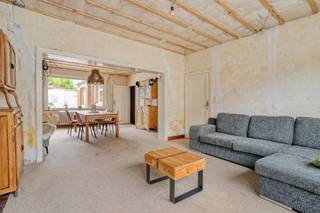 Ruim en lichtrijk huis te koop met 4 slaapkamers (mogelijkheid tot 5) en zuidwest gerichte tuin nabij het centrum van Ieper! Gelegen in de Haiglaan nabij het centrum, winkels, openbaar vervoer en oprit autostrade. Deze woning is nog verder af te werken op het gelijkvloers, maar al heel wat ingrijpende werken werden uitgevoerd. Contacteer Maxime op 0493 25 32 64 of via maxime.delbaere@dewaele.com INDELINGVerdiep -1: KelderGelijkvloers: Ruime inkomhal - Salon (20m²) - Open eetplaats (18m²) - Keuken (11m²) - Bijkeuken (9m²) - Wasplaats met berging (8m²) - Terras (25m²) - Tuinhuis (12,5m²) - Zuidwest gerichte tuin. Eerste verdieping: - Badkamer met bad, inloopdouche en dubbele lavabo (6,5m²) - Nachthal met berging (10m²) - Twee ruime slaapkamers - Dressing/slaapkamer 3 - Apart toilet. Vaste trap naar de tweede verdieping. Tweede verdiep: Ruime zolder, mogelijkheid tot 2 slaapkamers. Algemeen- Lichtrijke woonkamer met hoge palfonds - 4 slaapkamers (5 mogelijk)- 8 zonnepanelen aanwezig (3360 WP) - Thuisbatterij aanwezig (5KW) - goede ligging en bereikbaarheid- nabij winkels, scholen, afrit autostrade,... - Zuidwest gerichte tuin- Steenput aanwezig - Voldoende parkeergelegenheid voor de deur of in achterliggende wijk