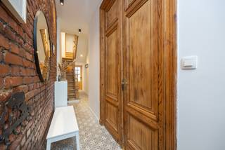 <p>"We hebben hier met ontzettend veel plezier gewoond. Het is zo’n plek waar je je meteen thuis voelt, waar het licht elke dag weer anders binnenvalt en waar oud en nieuw mooi samenkomen.</p>
<p>Wat we misschien nog wel het meest gaan missen, is het leven hier in de buurt. Op een zonnige dag wandelden we graag even naar Bar Chapel, of spraken we af met vrienden bij Bar Noord of Bar Leon. Het zijn van die fijne plekken waar je als ouder rustig iets kunt drinken terwijl de kinderen zich vermaken.</p>
<p>Ook het zwembad in de Veldstraat ligt vlakbij, ideaal voor een frisse zwembeurt. En als je van eten houdt, zit je hier echt goed: in de buurt vind je smaken van over de hele wereld, altijd wel iets nieuws om te ontdekken.</p>
<p>Tegelijk is het hier verrassend rustig wonen. Een plek waar je even kan ontsnappen aan de drukte, maar toch alles binnen handbereik hebt en zo de stad in bent of de baan op kan."</p>