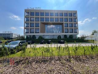 Le centre d'affaires « In The Yard », fantastiquement situé et inspirant, se trouve le long de <strong>l'E40 </strong>près de Gand. <br />Ce site offre confort et tranquillité grâce à sa finition de haute qualité et à l'attention particulière qu'il porte à la norme WELL.<br /><br />Le bureau lumineux avec 20 postes de travail est situé <strong>au deuxième étage</strong> et a un accès direct au magnifique jardin sur le toit. En outre, vous pouvez profiter de toutes sortes<strong> d'installations communes</strong> telles que des terrains de padel, de pétanque, une salle de sport, un terrain de basket, des salles d'événements, un service de restauration, une réception, <strong>un grand parking</strong>,... En d'autres termes, l'environnement idéal pour établir votre entreprise.<strong> Disponible immédiatement</strong>!<br /><br />Contactez <strong>PANORAMA</strong> <strong>B2B</strong> pour des informations complémentaires, des plans ou une visite sans engagement<strong> 09 225 09 02</strong>.<br />