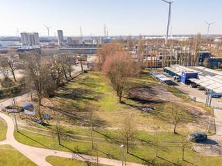 Unieke opportuniteit voor ontwikkelaars, investeerders of ondernemers: projectgrond van maar liefst 45a 74ca, strategisch gelegen aan de Zuiderring in Genk. Het perceel wordt verkocht inclusief vergunning voor 4 functionele bedrijfsunits, ideaal voor opslag, productie, logistiek of grootschalige retail.<br /><br />Dankzij de uitstekende bereikbaarheid, zichtlocatie en ligging nabij belangrijke economische centra biedt dit project een sterk investeringspotentieel.<br /><br /><span><strong>Vergund project</strong></span><br />- Vergunning voor 4 onafhankelijke bedrijfsunits<br />- Functioneel ontwerp met focus op opslag, productie en logistiek<br />- Ruime manoeuvreer-, laad- en loszones voorzien<br />- Mogelijkheid tot flexibele invulling van de units<br /><br /><span><strong>Troeven</strong></span><br />- Strategische ligging vlak aan de Zuiderring<br />- Vlotte verbinding naar E313 en E314<br />- Slechts 100 meter van de haven van Genk<br />- Nabij Thor Park, C-mine en andere economische trekpleisters<br />- Regio Genk-Zuid volop in ontwikkeling en expansie<br />- Uitstekende bereikbaarheid voor vrachtverkeer<br /><br /><strong><span>Praktische informatie</span></strong><br />- Totale perceeloppervlakte: 45a 74ca<br />- Vergunning inbegrepen in de verkoop<br />- Ideaal voor logistiek, opslag, productie of retailactiviteiten<br /><br /><em>3D-beelden zijn indicatief en kunnen licht afwijken van de werkelijkheid.</em><br /><br />Interesse?<br />Contacteer ons via <span><strong>089/20 34 34</strong></span> of mail naar <span><strong>info@ninabrunovastgoed.be</strong></span>