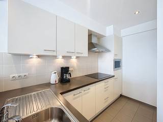 Bent u op zoek naar een instapklaar appartement dat comfort en een prachtig uitzicht biedt?<br />Ontdek dit volledig gerenoveerde 1-slaapkamerappartement op de 9e verdieping van de residentie "Costa Brava" te Blankenberge. <br /><br />Het appartement is grondig gerenoveerd met oog voor detail, waardoor het voldoet aan moderne woonkwaliteiten.<br /><br />Geniet van een adembenemend uitzicht op het centrum van Blankenberge en het Hinterland.<br /><br />Indeling: inkomhal met ingemaakte vestiairekast, apart toilet, ruime woonkamer voorzien van een open, moderne keuken, uitgerust met een keramische kookplaat, dampkap, combi-oven, koelkast en aansluiting voor een vaatwasser, aparte badkamer met douche en wastafel, apart toilet en een ruime slaapkamer met veel lichtinval en open zicht.<br /><br />Dankzij de centrale ligging bevindt u zich op korte afstand van winkels, openbaar vervoer en op wandelafstand van zee en strand. Dit appartement is ideaal als vaste woonst, tweede verblijf of als investering aan de kust.<br /><br />Dit appartement is verhuurd op jaarbasis aan €800/maand.<br /><br />Mogelijkheid tot aankoop van een garagebox op wandelafstand. KI 118<br /><br />Wens je meer informatie of een bezoek aan deze woning te koop? Contacteer dan Céline Desmet op het nummer 0472 18 38 50 of per mail via celine.desmet@dewaele.com<br /><br /><br /><br />Bestuursmaatregelen in het maatregelenregister: in aanvraag
