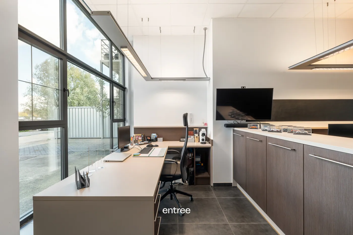 Functionele bedrijfsunit met 8 privatieve parkeerplaatsen - foto 4
