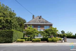 <p>Deze statige burgerwoning werd gebouwd in 1957 en kreeg een grondige renovatie in 1985. Ligging langs de gewestweg Wetteren - Dendermonde te Schellebelle.<br />Een goede handelsligging, ruimte voor vrij beroep of kantoren én een loods/garage van meer dan 150m². Dit in combinatie met een grote gezinswoning, moderne opengewerkt interieur bij vorige renovatie.<br />Indeling :<br />inkomhal<br />Ruime woonkamer in parket met open haard. Een grote keuken met tweede leefruimte, kelder, wasplaats, doucheruimte en burelen<br />Boven 5 slaapkamers, waarvan 1 met dressing, een grote badkamer met dubbele lavabo en ligbad en nog een volledige zolderruimte om in te richten<br />Kortom, 373 m² aan bewoonbare oppervlakte maakt dat je ruim kan wonen, daarnaast is er heel veel ruimte voor kantoren/vrij beroep en de loods die voor elke zelfstandige.<br /><br />Graag meer info of een bezoek? Contacteer els@cornelis-goeman.be</p>