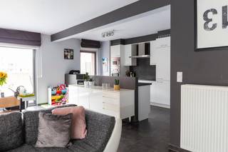 Een appartement met een échte tuin is zeldzaam. Deze heeft er een van ongeveer 70 m², volledig omheind en alleen van jou.<br /><br />Het gaat om een gelijkvloers appartement van 93 m² in Residentie Reynaert, een verzorgd gebouw uit 2009 in het hart van Bazel. Er is bovendien een lift in het gebouw.<br /><br />Vanuit de inkomhal met ingebouwde kast en vestiaire kom je in een ruime leefruimte met zit- en eethoek, aansluitend op een open keuken met oven, dampkap, vaatwasmachine en kookplaat. Twee volwaardige slaapkamers. Een badkamer met zowel een ligbad als een aparte douche, lavabomeubel en dubbele spiegelkast. Apart toilet en een inpandige berging. <br />Vanuit de leefruimte stap je het terras en de tuin op.<br /><br />Label A, met een energiescore van 97 kWh/m² per jaar. Een gemiddeld Vlaams appartement zit op 220. Dit appartement haalt vandaag al de Vlaamse doelstelling voor 2050, dus er rust geen renovatieverplichting.<br /><br />Gemeenschappelijke kosten: € 897 over het boekjaar 2024-2025.<br /><br />Het appartement is momenteel verhuurd aan € 1.080 per maand. Wie belegt, koopt een pand dat vanaf dag één<br />opbrengt. Wie er zelf wil wonen, kan de huur opzeggen voor eigen gebruik met zes maanden opzegtermijn<br />— en ontvangt in die periode gewoon de huur. Wie in het najaar tekent, kan er in de zomer van 2027 zelf<br />in.<br /><br />Praktisch<br />· 93 m² bewoonbaar, tuin van ± 70 m²<br />· 2 slaapkamers, badkamer met bad én douche, apart toilet<br />· Gelijkvloers, lift in het gebouw<br /><br />Plan je bezoek in via dewaele.com<br /><br />De algemene voorwaarden van Dewaele DIY kunt u steeds raadplegen via dewaele.com.<br /><br />Bestuursmaatregelen in het maatregelenregister: nee
