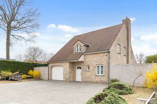 Te koop: ruime villa gelegen in een dooplopende straat in een rustige wijk. Instapklare villa te koop in het charmante Oostduinkerke-Dorp, gebouwd in...