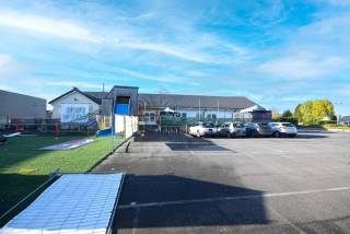 Deze vastgoedopportuniteit in het Mammoet Center te Roeselare betreft een geheel van loodsen, momenteel verhuurd, gecombineerd met een aansluitend perceel bouwgrond van 877 m² bestemd voor residentiële ontwikkeling.<br /><br />Het eigendom maakt deel uit van een dynamisch en commercieel bedrijventerrein met diverse ondernemingen en winkels, wat zorgt voor een uitstekende zichtbaarheid en een vlotte bereikbaarheid. Bovendien zijn er ruime parkeermogelijkheden aanwezig.<br /><br />Het aangrenzende perceel bouwgrond biedt ontwikkelingspotentieel voor de realisatie van één of twee woningen, afhankelijk van de geldende stedenbouwkundige voorschriften.