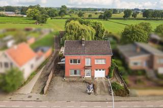 Ruime te renoveren gezinswoning op een perceel van 1.224 m² – met magazijn en veel potentieel!<br /><br />Bent u op zoek naar een woning met ruimte, rust en eindeloze mogelijkheden? Dan is dit pand precies wat u zoekt!<br /><br />Deze te renoveren woning biedt een ruim en licht woonvolume op een royaal perceel van maar liefst 1.224 m². Dankzij de handige indeling en extra bijgebouwen is dit de ideale opportuniteit voor wie houdt van aanpakken.<br /><br />Gelijkvloers:<br />- Ruime keuken grenzend aan de lichtrijke woonkamer, voorzien van een gezellige pelletkachel.<br />- Centrale verwarming op hout.<br />- Grote veranda met zicht op de tuin.<br />- Badkamer met ligbad en lavabo.<br />- Inpandige garage.<br /><br />Verdieping:<br />- Vier ruime slaapkamers, waarvan twee momenteel zijn samengevoegd en uitgerust met een extra keuken.<br />- Tweede badkamer met ligbad en toilet.<br /><br />Via een zoldertrap bereik je de ruime zolder, met potentieel voor extra kamers. Daarnaast is er een volwaardige kelderruimte, ideaal als stockage of hobbyruimte.<br /><br />Buiten: Grote tuin, perfect voor tuinliefhebbers of gezinnen. Achteraan het perceel bevindt zich een groot magazijn– ideaal voor zelfstandigen, hobbyisten of extra opslagruimte.<br /><br />Troeven:<br />- Riant perceel<br />- Veel ruimte en uitbreidingsmogelijkheden<br />- Magazijn met aparte toegang<br />- Ideaal voor de handige doe-het-zelver<br /><br />Belangrijk:<br />Deze woning is onderworpen aan de renovatieverplichting van de Vlaamse overheid voor residentiële gebouwen (tenzij sloop binnen 5 jaar). Raadpleeg alle info via:<br />🔗 www.vlaanderen.be/renovatieverplichting<br /><br />Een unieke kans voor wie op zoek is naar ruimte en renovatiepotentieel! Plan vandaag nog je bezoek.