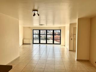 APPARTEMENT LUMINEUX AVEC TERRASSE ET VUE SUR LES ÉCLUSES Situé à quelques pas de la Grand-Place, des commerces et des transports en commun,...