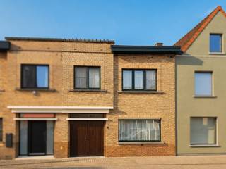Charmante stadswoning met INPANDIGE GARAGE, DRIE SLAAPKAMERS, ZONNIGE TUIN en UITSTEKENDE LIGGING in Oudenaarde. Via de inkomhal, bereikbaar langs de inpandige garage, komt u binnen in deze INSTAPKLARE woning waar comfort en functionaliteit hand in hand gaan. De gezellige leefruimte vormt samen met de volledig ingerichte keuken en eetplaats het warme hart van de woning, ide. Daarnaast beschikt de woning over een PRAKTISCHE KELDER die extra bergruimte biedt. Op de eerste verdieping bevinden zich drie volwaardige slaapkamers, een open nachthal met gezellige zithoek en een ingerichte badkamer. Buiten geniet u van een ONDERHOUDSVRIENDELIJKE TUIN met ZONNIG TERRAS, een aangename plek om tot rust te komen in alle privacy. Ook technisch is deze woning goed uitgerust dankzij DAKISOLATIE, DUBBELE BEGLAZING en een RECENTE CV-KETEL, wat bijdraagt aan een energiezuinig wooncomfort. De rustige ligging aan de rand van Oudenaarde vormt een belangrijke troef, met winkels, scholen, horeca en het stadscentrum op wandelafstand. Bovendien zorgt de VLOTTE AANSLUITING OP DE N60 voor een uitstekende bereikbaarheid richting Gent en de omliggende gemeenten.<br /><br />Adres: Pauwel Vander Scheldenstraat 9 te Oudenaarde<br /><br />Geen renovatieplicht; P-score: C, G-score: A
