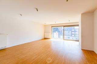 Dit verzorgd en instapklaar appartement bevindt zich op een <strong>uitstekende locatie</strong> vlakbij de Grote Markt van Sint-Niklaas, op wandelafstand van winkels, horeca, openbaar vervoer en tal van andere voorzieningen.<br /><br />Het appartement beschikt over een <strong>lichtrijke leefruimte</strong> die naadloos aansluit op de praktische keuken, wat zorgt voor een aangename en <strong>open woonomgeving</strong>. Verder zijn er twee  slaapkamers en een badkamer, uitgerust met zowel een bad als een douche.<br /><br />Een extra troef zijn de <strong>twee terrassen</strong>. Vooraan bevindt zich een zuidgericht terras waar u heerlijk van de zon kan genieten. Achteraan is er een tweede terras, wat zorgt voor extra buitenruimte en bijkomend comfort.<br /><br />Kortom, een ideaal appartement voor wie op zoek is naar comfortabel wonen op een centrale ligging in Sint-Niklaas.<br /><br />De autostaanplaats wordt mee verkocht aan €25.000. Daarnaast is er optioneel de mogelijkheid om een berging aan te kopen voor €20.000.<br /><br />Bel voor info of een vrijblijvend bezoek naar 03 502 98 74 of mail naar emily@claves.be.  