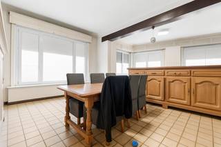 In Wevelgem staat deze te renoveren gezinswoning op een perceel van 553 m². Je komt binnen via de inkomhal, die uitkomt op de woonkamer met...