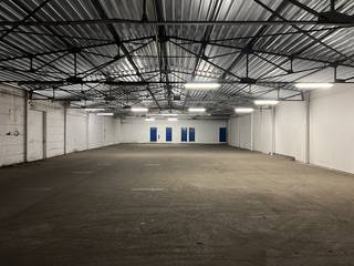 We offer this functional warehouse for rent at the Zuid Industrial Park in Tielt. Thanks to its central location and excellent accessibility, this...