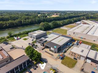 <p><span>Ruim en uitstekend onderhouden bedrijfspand met kantoorruimte op een gunstige locatie te Balen!</span></p><p><span> </span></p><p><span>Belangrijkste troeven:</span></p><ul><li><span>Vlotte bereikbaarheid nabij belangrijke invalswegen</span></li><li><span>Volledig omheind terrein met geautomatiseerde toegang</span></li><li><span>Geschikt voor diverse bedrijfsactiviteiten</span></li><li><span>Extra opslag- of werkruimte dankzij de tussenvloer</span></li><li><span>Verzorgde kantoorruimtes met aangenaam werkcomfort</span></li><li><span>Veel lichtinval door de grote raampartijen</span></li><li><span>Praktische laad- en losmogelijkheden</span></li><li><span>Ruime verharde buitenruimte</span></li><li><span>Elektrische toegangspoort voor goederenverkeer</span></li><li><span>Mogelijkheid tot showroom of commerciële invulling</span></li><li><span>Voorzien van toegangscontrole</span></li><li><span>Flexibele overnameconstructie mogelijk</span></li></ul><p><span> </span></p><p><span>Dit multifunctionele bedrijfspand biedt een interessante combinatie van opslag-, werk- en kantoorruimte.</span></p><p><span>Dankzij de doordachte indeling, de verzorgde staat van onderhoud en de gunstige ligging vormt dit pand een ideale uitvalsbasis voor ondernemers die op zoek zijn naar ruimte, toegankelijkheid en flexibiliteit.</span></p><p><span>Wenst u meer info of een vrijblijvende bezichtiging? Contacteer dan ons kantoor op het nummer 014 39 99 99 en wij helpen u graag verder.</span></p>