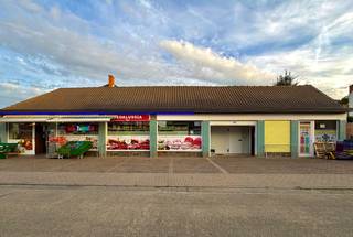 <p><br /><br />Deze veelzijdige eigendom biedt een mooie combinatie van aangenaam wonen en een interessante opbrengstmogelijkheid. De woning omvat twee ruime en lichtrijke leefruimtes, een volledig uitgeruste keuken, twee badkamers en drie slaapkamers. Verder beschikt de woning over een gezellige koer en een ruime zolder, die nog verschillende mogelijkheden biedt en bijvoorbeeld ingericht kan worden als extra slaapkamer, bureau of hobbyruimte.<br /><br />Een bijkomende troef is het ruime handelspand van ca. 235 m², dat momenteel wordt uitgebaat als slagerij en verhuurd is voor €1.300 inclusief btw per maand. Het handelspand beschikt bovendien over 10 private parkeerplaatsen, wat zorgt voor extra comfort voor klanten, bezoekers of personeel.<br /><br />Dankzij de combinatie van een ruime woning, een afzonderlijk handelspand met huurinkomsten en de aanwezige parkeergelegenheid, biedt deze eigendom verschillende mogelijkheden voor zowel eigen bewoning als investering.<br /><br />Kenmerken<br /><br />Perceeloppervlakte: 537 m²<br />Handelspand: ca. 235 m²<br />Handelspand momenteel verhuurd als slagerij<br />Huurprijs handelspand: €1.300 incl. btw/maand<br />10 private parkeerplaatsen bij het handelspand<br />Aanbouw gerealiseerd in 2018</p>