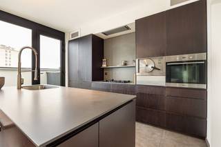 <p><span> </span></p><p><span>Op zoek naar een uniek penthouse waar luxe, ruimte en licht samenkomen? Dit high-end afgewerkte appartement op de bovenste verdieping biedt volledige privacy, twee zonnige terrassen en een sublieme afwerking met ingemaakte kasten, parketvloer, ingebouwd soundsysteem en een ingebouwde gashaard. Hier woon je letterlijk op niveau, in het hart van Borgerhout. Daarbovenop kan je 2 ondergrondse staanplaatsen optioneel aankopen (€30.000 per stuk)</span></p><p><span> </span></p><p><span>Licht, luxe &amp; leefruimte</span></p><p><span>Vanuit de lift stap je rechtstreeks binnen in je eigen inkomhal – een binnenkomer die meteen de toon zet. De stijlvolle inkom met maatkasten en veiligheidsdeur leidt je links naar het leefgedeelte, waar grote glaspartijen en een doorlopende parketvloer zorgen voor een warm en open gevoel. </span></p><p><span>De keuken is strak en high-end afgewerkt met een groot kookeiland en composieten werkblad. Je kookt hier met alle comfort: gasvuur, dampkap naar buiten, oven, stoomoven, dubbele ingebouwde koelkasten en diepvriezers, en een royale spoelzone. Ideaal voor wie graag kookt én ontvangt. Overal rondom geniet je van licht, zicht en directe toegang tot het terras. De perfecte plek om gasten te ontvangen, samen te genieten van een gezellige BBQ en toch in contact te blijven met iedereen, binnen én buiten. Aangrenzend aan de keuken bevindt zich een praktische berging.</span></p><p><span>De open keuken vloeit naadloos over in de leefruimte en creëert een harmonieus geheel. De ingebouwde gashaard en maatkasten zorgen voor extra klasse en een warme, gezellige sfeer. Dankzij de vele raampartijen geniet je bovendien overal van een mooie lichtinval en directe toegang tot het terras.</span></p><p><span> </span></p><p><span>Slaapcomfort &amp; wellnessgevoel</span></p><p><span>Links via de gang kom je in de badkamer, een ware oase van rust en luxe. Je vindt er een ruim ligbad, een stijlvolle inloopdouche met mozaïekafwerking, handdoekenradiator en een dubbele lavabo. Dankzij de dakkoepel baadt de ruimte in natuurlijk licht. Bovendien is er een tweede toilet voorzien, ideaal om je dag in alle comfort te starten en te eindigen. Over de badkamer bevindt zich de technische ruimte, voorzien van aansluitingen voor wasmachine en droogkast.</span></p><p><span>Aan de rustige achterzijde van het gebouw bevindt zich het slaapgedeelte, deze gehele zijde is uitgerust met automatische zonnewering. De royale master bedroom (oorspronkelijk twee kamers) is uitgerust met airco en  ingemaakte kasten en geniet van een overvloed aan licht dankzij de grote glaspartijen met zicht op het terras, dat uitkijkt op het monumentale centraal station en de zoo van Antwerpen. Aansluitend vind je een stijlvolle bureauruimte, afgewerkt met maatkasten en met toegang tot het tweede terras.</span></p><p><span>Daarnaast is er nog een tweede slaapkamer eveneens met ingemaakte kasten, veel licht en dezelfde stijlvolle parketvloer.</span></p><p><span> </span></p><p><span>Binnen en buiten in perfecte harmonie</span></p><p><span>Met twee terrassen geniet je hier op elk moment van de dag van zon en rust. Vooraan heb je een ruim terras grenzend aan de leefruimte en keuken, achteraan een tweede terras waar je in alle privacy kan ontspannen met zicht richting de stad.</span></p><p><span>Dankzij de grote raampartijen rondom voelt het appartement als één geheel met buiten – een zeldzaam gevoel van ruimte en vrijheid, midden in de stad.</span></p><p><span> </span></p><p><span>Stadse dynamiek &amp; verrassend groen</span></p><p><span>Je woont hier op een levendige en centrale locatie in Borgerhout, met alles binnen handbereik. Supermarkten, buurtwinkels en openbaar vervoer liggen op wandelafstand, net als gezellige pleinen zoals het Moorkensplein en de Dageraadplaats. Ook het Centraal Station en de Ring zijn vlakbij, wat zorgt voor een uitstekende bereikbaarheid. </span></p>