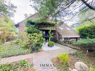 Charmante alleenstaande woning met grote tuin, aparte kantoor of praktijkruimte en bouwgrond – MaldegemDeze charmante alleenstaande woning met een...