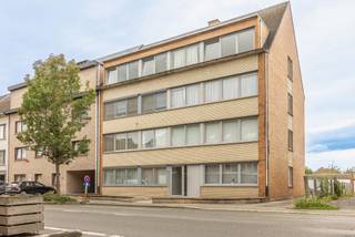 Ben je op zoek naar een instapklaar appartement op een gunstige locatie of zoek je een rendabele opbrengsteigendom nabij Brussel? Dan is dit gerenoveerde appartement met 2 slaapkamers in Sint-Pieters-Leeuw exact wat je zoekt!<br /><br />Het appartement is gelegen op de derde verdieping van een verzorgde mede-eigendom en is als volgt ingedeeld: een inkomhal, een lichtrijke leefruimte met een verzorgde laminaatafwerking, een volledig uitgeruste keuken voorzien van een inbouwoven en vaatwasser, twee slaapkamers en een vernieuwde badkamer met lavabo, inloopdouche en aansluiting voor een wasmachine. Aan de buitenzijde geniet je van een balkon. Extra troef is de ruime garage met manuele poort en een bijhorende privatieve staanplaats voor de poort. <br /><br />Het pand werd recent grondig opgefrist met zorgvuldig herstelde muren, een vernieuwde vloerstructuur met akoestische isolatie en een conforme elektrische installatie. Dankzij de energetische score EPC C woon je bovendien energiezuinig. Het appartement is momenteel verhuurd aan 950 euro per maand plus 100 euro provisie voor de lasten, wat het een uitstekende kans maakt voor investeerders die meteen een mooi rendement wensen te behalen.<br /><br />Strategisch gelegen in het centrum van Sint-Pieters-Leeuw met winkels, scholen, openbaar vervoer en de belangrijkste toegangswegen naar Brussel in de directe nabijheid. EPC: C. Elektriciteit: Conform.<br /><br />SI: in aanvraag<br /><br />Niet twijfelen, contacteer Mathias Ehmann via 0478/70.96.49 of mathias.e@weinvest.be voor meer informatie of een bezoek.