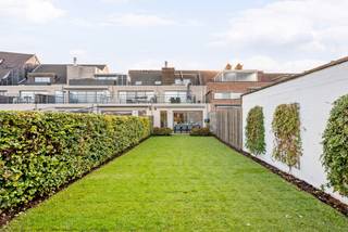Appartement de plain-pied prêt à emménager d'environ 104 m² avec 2 chambres, jardin et 1 place de parking en surface, situé dans la Résidence De Prins.<br /><br />Hall d'entrée avec toilettes invitées et placard vestiaire intégré, salle de bains spacieuse avec douche à l'italienne et double lavabo, 2 chambres, salon lumineux avec parquet et porte-fenêtre donnant sur la terrasse, et une cuisine ouverte équipée (lave-vaisselle, plaque de cuisson vitrocéramique, four, réfrigérateur et hotte) avec buanderie attenante. <br />Terrasse avec jardin, abri de jardin et terrasse couverte près de l'abri de jardin.<br />Place de parking n° 10 à l'arrière incluse.<br /><br />Caractéristiques exceptionnelles :<br />- Chauffage au sol<br />- Local à vélos et à poubelles communs