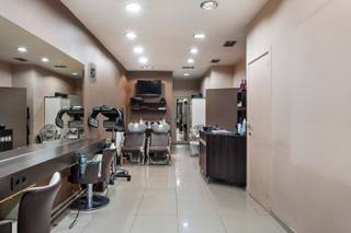 Dit ruime handelshuis is centraal gelegen in Gent, vlakbij de hogeschool Odisee, de Wondelgemstraat en op wandelafstand van het Prinsenhof. Het...