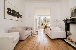 Located in a quiet street within walking distance of the European Quarter and Cinquantenaire Park, this exceptional authentic townhouse...