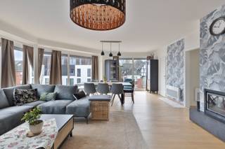 Op de tweede verdieping van een verzorgd en kleinschalig gebouw zonder lift in Brasschaat-Mariaburg bevindt zich dit instapklare en bijzonder lichtrijke appartement. Van zodra je binnenkomt, beleef je meteen het overvloedige natuurlijke licht en de aangename sfeer die doorheen de volledige woonruimte voelbaar is. Ondanks de ligging nabij de steenweg, ervaar je binnen in het appartement een opvallende rust, ver weg van de levendige steenweg.<br />Via de inkomhal met gastentoilet en handenwasser betreed je de ruime leefruimte van maar liefst 45 m². Hier is er meer dan voldoende plaats voor een gezellige zithoek en een volwaardige eetruimte. Aansluitend bevindt zich de praktische keuken, uitgerust met een elektrische kookplaat, oven, koelkast, vaatwasser en tal van opbergmogelijkheden. De nachthal leidt naar drie volwaardige slaapkamers (van 10m² tot 18m²), waarvan de grootste slaapkamer voorzien is van een dressing. De badkamer is functioneel ingericht met een ligbad met douchescherm, een dubbel lavabomeubel en een toilet. Daarnaast is er een aparte technische berging voorzien van aansluitingen voor wasmachine en droogkast. <br />Extra troeven zijn onder meer een energie-efficiënte infraroodverwarming, automatische zonnescreens, een private kelder en het dak dat in 2019 werd vernieuwd en geïsoleerd. Dit appartement combineert ruimte, comfort en een uitstekende ligging nabij winkels, openbaar vervoer en belangrijke invalswegen, en vormt daardoor een ideale opportuniteit voor zowel eigen bewoning als investering.