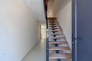 <p>Ontdek deze volledig gerenoveerde gezinswoning aan Heieinde 39 in Oud-Turnhout. Dankzij de centrale ligging bevinden winkels, scholen, openbaar vervoer en andere dagelijkse voorzieningen zich op korte afstand. De woning wordt volledig afgewerkt volgens het voorziene lastenboek.<br /><br /><span></span>Binnen geniet u van lichtrijke, open leefruimtes die zorgen voor een aangenaam gevoel van ruimte en comfort. Daarnaast beschikt de woning over een inpandige garage, drie volwaardige slaapkamers en een ruime badkamer. Buiten vormt de zuidgerichte tuin met terras een absolute troef. Hier geniet u in alle rust van een mooi zicht op het omliggende groen.<br /><br />Indeling:<br />Gelijkvloers: <br />- Inkomhal<br />- Gastentoilet<br />- Inpandige garage<br />- Wasplaats/berging<br />- Volledig geïnstalleerde keuken<br />- Leefruimte met zicht op de tuin<br /><br />Eerste verdieping: <br />- Slaapkamer 1 (15,8<span>m²)</span><br />- Slaapkamer 2 (15,3<span>m²)</span><br />- Badkamer met inloopdouche, dubbele lavabo en toilet<br /><br />Tweede verdieping: <br />- Bereikbaar via een vaste trap<br />- Slaapkamer 3 (20,5<span>m²)</span><br /><br />Troeven: <br />- Volledig gerenoveerd<br />- Gunstige EPC<br />- Centrale ligging<br />- 3 volwaardige slaapkamers<br />- Inpandige garage en aparte wasplaats<br />- Zuidgerichte tuin<br /><br />Mis deze kans niet en plan een bezoek in!<br /><br />0497 27 14 64<br />camilla@albert.immo<br />www.albert.immo<br /><br />Bij Albert kom je thuis!<br /><br />Voor alle foto's en interactieve plannen verwijzen wij naar onze website: www.albert.immo</p>