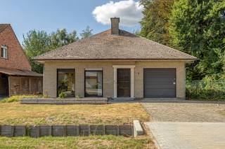 Gelijkvloers landhuis op toplocatie met 3 tot 5 slaapkamers, inpandige garage en omheinde tuin met tuinberging. De woning is rustig gelegen in een doodlopende straat op een perceel van 752m² nabij het dorp van Sint Antonius. Op het gelijkvloers bevinden zich 3 slaapkamers, uitbreiding met 2 slaapkamers mogelijk op de zolderverdieping.<br /><br />MAAK SNEL EEN AFSPRAAK VOOR ÉÉN VAN DE KIJKMOMENTEN: DONDERDAG 20/8 VANAF 14U OF ZATERDAG 22/8 TUSSEN 09.30U EN 12.30U!<br /><br /><strong>INDELING:</strong> Gelijkvloers: inkomhal; apart toilet; woonkamer op parket met inbouwhaard; aansluitend een volledig ingerichte keuken (2010) op keramische tegelvloer en voorzien van witte kasten met natuurstenen werkblad, gaskookplaat, inox inbouwdampkap, inox spoelbak met mengkraan, inbouwkoelkast, vaatwasser; ontbijthoek met toegang naar voorraadberging en schuifraam naar de veranda. Nachthal; badkamer met ligbad, dubbele lavabo, bidet en toilet; 3 slaapkamers; inpandige garage met automatische sectionale poort, wasruimte en toegang naar de zolder. Ruime polyvalente zolderruimte, afgewerkt, geïsoleerd (normen bouwjaar) en voorzien van een Velux raam. Mits plaatsen vaste trap kunnen hier nog 2 extra kamers bijgemaakt worden; 2e zolderberging. Achteraan de woning bevindt zich een omheinde tuin met terras en houten tuinberging.<br /><br /><strong>BIJZONDERHEDEN:</strong><br />* EPC Energielabel C: 228kWh/m² <br />* Woning is rustig gelegen op toplocatie in doodlopende straat nabij het dorp, scholen en winkels<br />* Extra kamers mogelijk in te richten op de zolderverdieping<br />* Verwarming: Cv op aardgas met condensatieketel<br />* Beschikbaar bij notariële akte