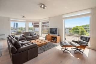 Deze uitzonderlijke penthouse is gelegen in het hart van Zeebrugge en biedt een uniek panoramisch zicht over de jachthaven. Een zeldzame...