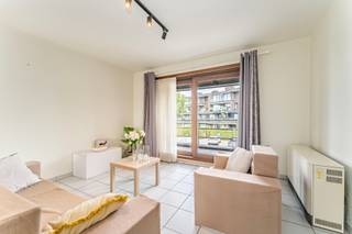 <p>Ruim appartement in het centrum van Waregem met terras en garage.</p>

<p> </p>

<p>Dit appartement combineert een centrale ligging met een praktische indeling en vlotte bereikbaarheid via belangrijke invalswegen. Gelegen in het hart van Waregem geniet u van alle voorzieningen, winkels en openbaar vervoer op korte afstand. Het appartement beschikt over drie slaapkamers, een lichtrijke leefruimte en twee terrassen die extra buitenruimte bieden. De aanwezige garage zorgt bovendien voor extra comfort en parkeergemak. Een interessante woonopportuniteit voor wie ruim en centraal wil wonen.</p>

<p> </p>

<p>Troeven:<br />• Centrale ligging in Waregem nabij winkels en voorzieningen<br />• Drie volwaardige slaapkamers<br />• Garage, was berging en twee terrassen aanwezig</p>

<p> </p>

<p>Neem vandaag nog contact op voor meer informatie of een bezoek.</p>

<p> </p>

<p>JOUW DROOMAPPARTEMENT. ZO GEVONDEN!</p>