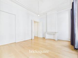 Located just a stone's throw from the European institutions, between Place Flagey, Place Jourdan and Place Saint-Boniface, this bright, functional apartment is on the 1st floor and entresol of a 19th-century maison de Maître, completely renovated in 2010. It combines old-world charm with today's standards of comfort.With a floor area of 103 m² and a ceiling height of 4 meters, this property offers spacious accommodation. At the front, a spacious living room opens onto a small balcony. A central room, adorned with period moldings and marble fireplaces, provides a versatile and welcoming space. The semi-open, fully-equipped kitchen features a large bay window, bringing light and calm. A discreet laundry room completes the ensemble.The night space is accessed by an oak staircase and includes a full bathroom (bath, walk-in shower, washbasin, WC) as well as a bedroom or study at the rear and an integrated dressing room.The property is part of a small co-ownership of three lots, with low charges. It benefits from compliant electricity, EPC C- certification and quality renovation.Available immediately. An opportunity for those looking for a property with character, in a quiet, central and sought-after area.📞 For more information, contact BrickSquare on 02/315.25.13🌐 www.bricksquare.be