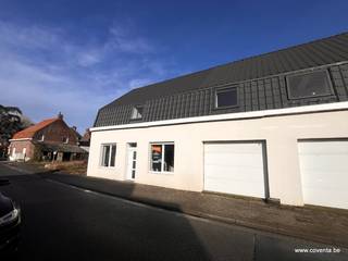 Deze woning werd volledig gerenoveerd en bestaande uit: inkomhal met bureelruimte/slaapkamer of salon, eetkamer met aanpalende keuken ontbijthoek. Berging, wasplaats en terras. Kelder.<br /><br />Op het tussenverdiep hebben we een eerste badkamer met toilet en inloopdouche.<br /><br />Op de verdieping, grote nachthal met 3 ruime slaapkamers en ingerichte badkamer met bad.<br /><br />Tuin met terras. Garage.<br /><br /><u>Troeven?</u><br /><br />+ Garage met automatische poort;<br />+ Centrale verwarming op gas;<br />+ Elektriciteit conform;<br />+ Ruime woonst;<br />+ Woning wordt volledig afgewerkt.<br /><br />EPC 200 kWh/m² UC3568663<br /><br />Vg – Wg – Gmo – Gvkr – GVv<br /><br />Bent u op zoek naar een volledig vernieuwde eigendom? Aarzel dan niet en plan vandaag nog een bezoek!<br /><br />Benieuwd naar dit pand of een andere eigendom? www.coventa.be – 051 222 051