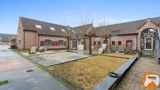 TOLLEMBEEK - Prachtige woning met 3 loodsen op +-2,9ha.<br /><br />in het hart van het landelijke Pajottegem, kan u deze fantastische landbouwaccommodatie terugvinden. Deze locatie combineert een groene, open omgeving met een vlotte bereikbaarheid. Ideaal voor wie ruimte en rust zoekt zonder afgelegen te wonen.<br /><br />Het hoofdgebouw straalt kwaliteit en comfort uit en beschikt over drie volwaardige slaapkamers, twee stijlvol ingerichte badkamers, een aparte dressing en een aangename leefindeling met eetkamer, woonkamer en volledig uitgeruste keuken. Overal werden mooie, duurzame materialen en een hoogwaardige afwerking gekozen, wat resulteert in een warme en tijdloze woonbeleving.<br /><br />Daarnaast is er een bijkomend woongedeelte met nog eens drie slaapkamers, een eigen keuken en badkamer. Verder is er een aparte kantoorruimte aanwezig, ideaal voor administratieve werkzaamheden of het combineren van wonen en een zelfstandige activiteit.<br /><br />De infrastructuur beschikt bovendien over drie ruime loodsen voor agrarische doeleinden, geschikt voor opslag, machinepark of diverse professionele activiteiten. De aanpalende weide vervolledigt het geheel en biedt extra potentieel voor dieren, teelt of andere landbouwaanverwante toepassingen.<br /><br />Een veelzijdig eigendom met een sterke ligging in Tollembeek (Pajottegem), dat wonen, werken en ondernemen perfect weet te verenigen in een authentiek landelijke setting.<br />Voor meer informatie of het vastleggen van een afspraak kunt u ons contacteren op het nummer 053/60.65.66