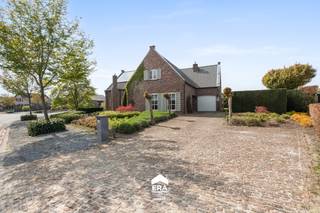 <p>Deze instapklare woning gelegen aan de Natterveld 58 in Kinrooi bevindt zich in een rustige, groene omgeving en combineert landelijke charme met een vlotte bereikbaarheid. Hier woon je in alle rust, met alle voorzieningen en verbindingswegen binnen handbereik.</p>

<p>De woning werd grondig gerenoveerd met hoogwaardige materialen. Ze beschikt over een bewoonbare oppervlakte van 248 m² op een mooi perceel van 997 m². Binnenin geniet je van een warme, hedendaagse afwerking met veel lichtinval. Op de verdieping bevinden zich 4 ruime slaapkamers, terwijl het gelijkvloers extra mogelijkheden biedt met een bureau, ideaal voor thuiswerk. De gezellige, aangelegde tuin met veranda vormt een echte meerwaarde om in de zomer volop te genieten.</p>

<p><strong>Enkele troeven:</strong></p>

<p>• Instapklare woning in uitstekende staat, recent vernieuwd dak en keuken<br />• 4 volwaardige slaapkamers + bureau op het gelijkvloers<br />• Energiezuinig met dubbele hoogrendementsbeglazing, isolatie en zonnepanelen<br />• Aangename tuin met veranda, perfect voor ontspanning<br />• Verwarming op gas met warmtepompboiler en airconditioning aanwezig<br />• Rustige ligging in het hart van Kinrooi, nabij scholen en voorzieningen</p>

<p><strong>Aarzel niet om een bezoek te plannen en ontdek zelf de charme en het comfort van deze prachtige woning.</strong></p>