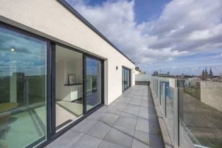 PENTHOUSE AVEC GRANDES TERRASSES ET VUE SUR LE PARC<br />Dans la résidence de standing Park House, située dans la Karel Janssenslaan, se trouve ce spacieux penthouse au 8ème étage. L’appartement dispose de grandes terrasses à l’avant et à l’arrière et bénéficie d’une vue dégagée sur le parc.<br />La disposition comprend un hall d’entrée avec vestiaire et un WC séparé. La cuisine avec coin repas donne un accès direct à la terrasse. Le séjour est lumineux, bien agencé et offre également un accès direct à la terrasse orientée plein soleil.<br />L’appartement comprend en outre trois chambres, chacune avec sa propre salle de bains. Deux espaces de rangement ainsi qu’une cave exceptionnellement grande complètent l’ensemble.
<ul>
	<li>Superficie: 180 m² intérieur et 70 m² de terrasses</li>
	<li>Terrasses à l’avant et à l’arrière</li>
	<li>Vue sur le parc</li>
	<li>Chauffage individuel au gaz</li>
	<li>Prêt à emménager avec finitions de qualité</li>
	<li>Possibilité d’acquérir un garage à proximité</li>
	<li>PEB: 118</li>
</ul>