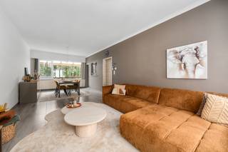 <p>Deze instapklare woning combineert een centrale ligging met een praktische indeling en drie volwaardige slaapkamers. Dankzij de nabijheid van het treinstation, scholen, winkels en openbaar vervoer geniet u hier van optimaal wooncomfort in het hart van Dendermonde. De woning werd recent gerenoveerd en beschikt over een aangename leefruimte, een functionele keuken en een handige berging, ideaal voor fietsen en extra opslag. Het terras biedt bovendien een fijne buitenruimte om te ontspannen. Met EPC-label C vormt deze woning een interessante opportuniteit voor wie een huis wil kopen in Dendermonde.</p>
<p> </p>
<p>Belangrijkste ruimtes<br />• Inkomhal (8 m²) met vlotte toegang tot de leefruimtes<br />• Ruime living (32 m²) met veel mogelijkheden voor een gezellige zithoek en eetplaats<br />• Keuken (6 m²) uitgerust met keramische kookplaat, oven, koelkast, vaatwasser en ingemaakte kasten<br />• Wasplaats (4 m²) met aansluiting voor wasmachine en droogkast<br />• Apart toilet (3 m²)<br />• Slaapkamer (17 m²)<br />• Slaapkamer (16 m²)<br />• Slaapkamer (13 m²)<br />• Badkamer (6 m²) met ligbad, wastafel en toilet<br />• Berging (8 m²), ideaal voor fietsen en opslag<br />• Terras (7 m²)</p>
<p> </p>
<p>Troeven<br />• Centrale ligging nabij station, winkels, scholen en centrum Dendermonde<br />• Drie volwaardige slaapkamers<br />• Recent gerenoveerd en instapklaar met praktische berging</p>
<p> </p>
<p>Neem vandaag nog contact op met je ERA-makelaar voor een bezoek.</p>
<p> </p>
<p>JOUW DROOMHUIS. ZO GEVONDEN!</p>
