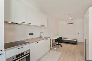 Gemeubelde studio's met een EPC A-label op een toplocatie te centrum Leuven! De verkoop geschiedt volledig onder registratierechten!<br /><br />Project bestaande uit eigentijdse, ruime en lichtrijke studio's waarvan verschillende met een slaapniveau en terrassen. <br /><br />Het project wordt gekenmerkt door grote ramen en hoge plafonds en is gelegen op een centrale ligging nabij Groep T, verschillende campussen en het station van Leuven!<br />Alle studio's beschikken over een volledig ingerichte keuken en een badkamer met een inloopdouche, een wastafel met een spiegel en een toilet.<br /><br />Door een goede isolatie, lucht-lucht warmtepompen, zonnepanelen en hoogwaardig glas zijn deze studio's zeer energiezuinig en allen voorzien van een EPC label A en zijn ze klaar voor de toekomst!<br /><br />Voor degene die de studio niet zelf in gebruik nemen en willen verhuren, bieden we een huurgarantie voor academiejaar '26-'27.<br /><br />Voor meer info of een bezoek ter plaatse kan u contact opnemen via arnaut@immojanstas.be of 0495/292080!